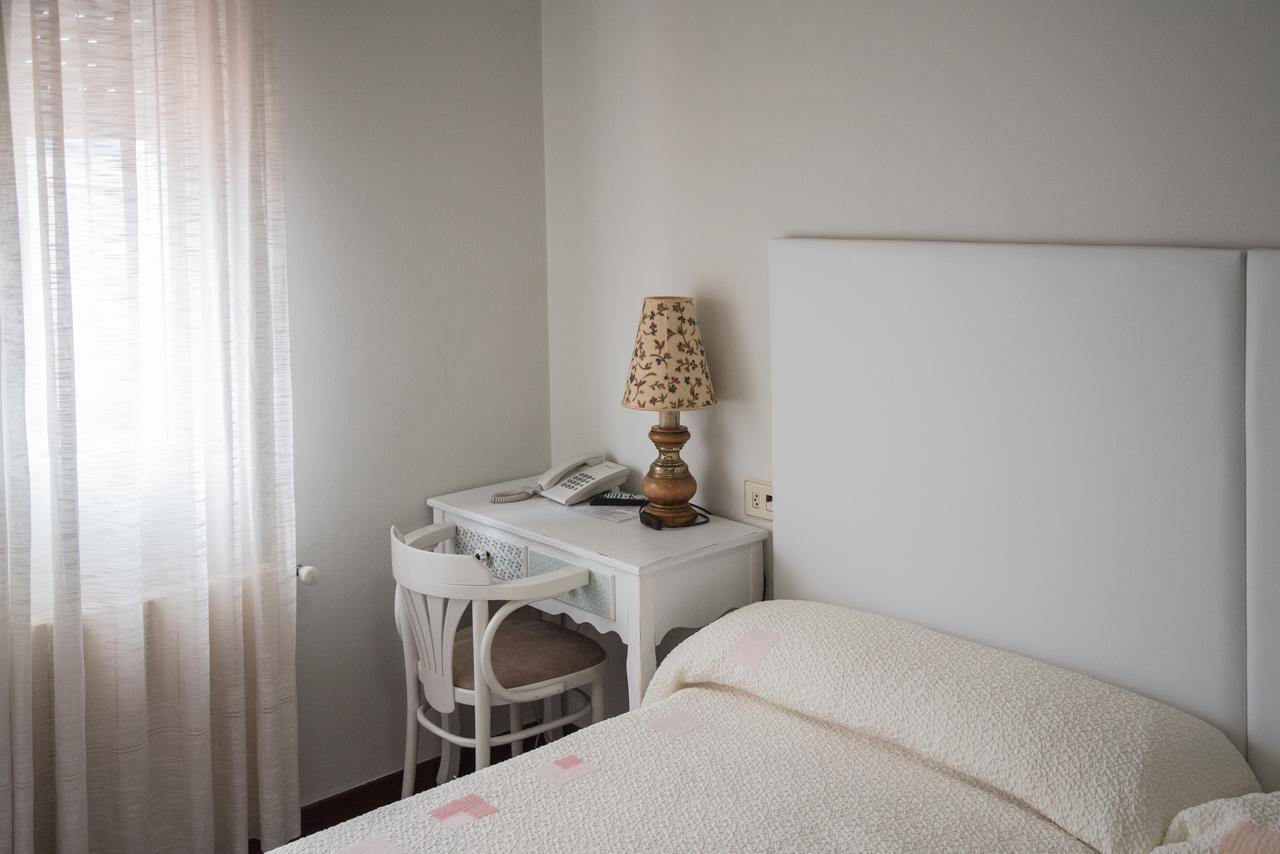 רדונדולה Hostal Antolin מראה חיצוני תמונה